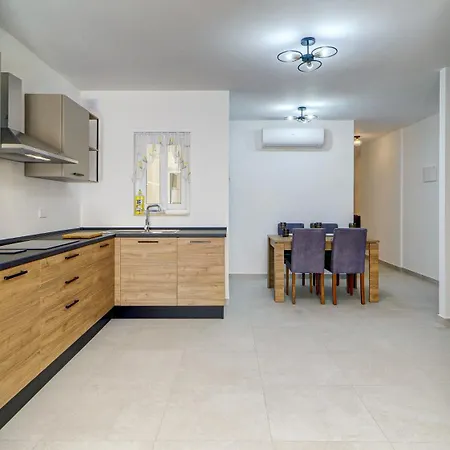 Seaside 2br By Mira