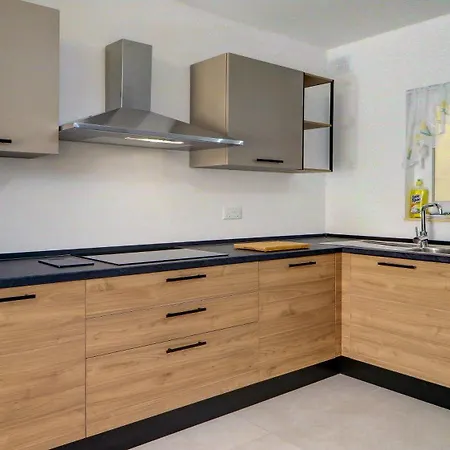 דירה Seaside 2br By Mira סליאמה