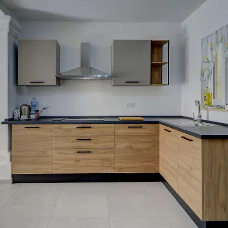 Seaside 2br By Mira דירה *