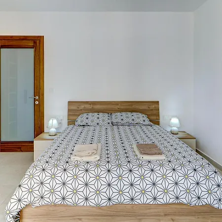 Seaside 2br By Mira דירה *